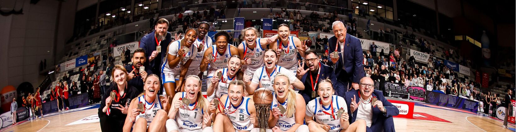 KSSSE Enea AJP Gorzów Wielkopolski ăn mừng huy chương đồng